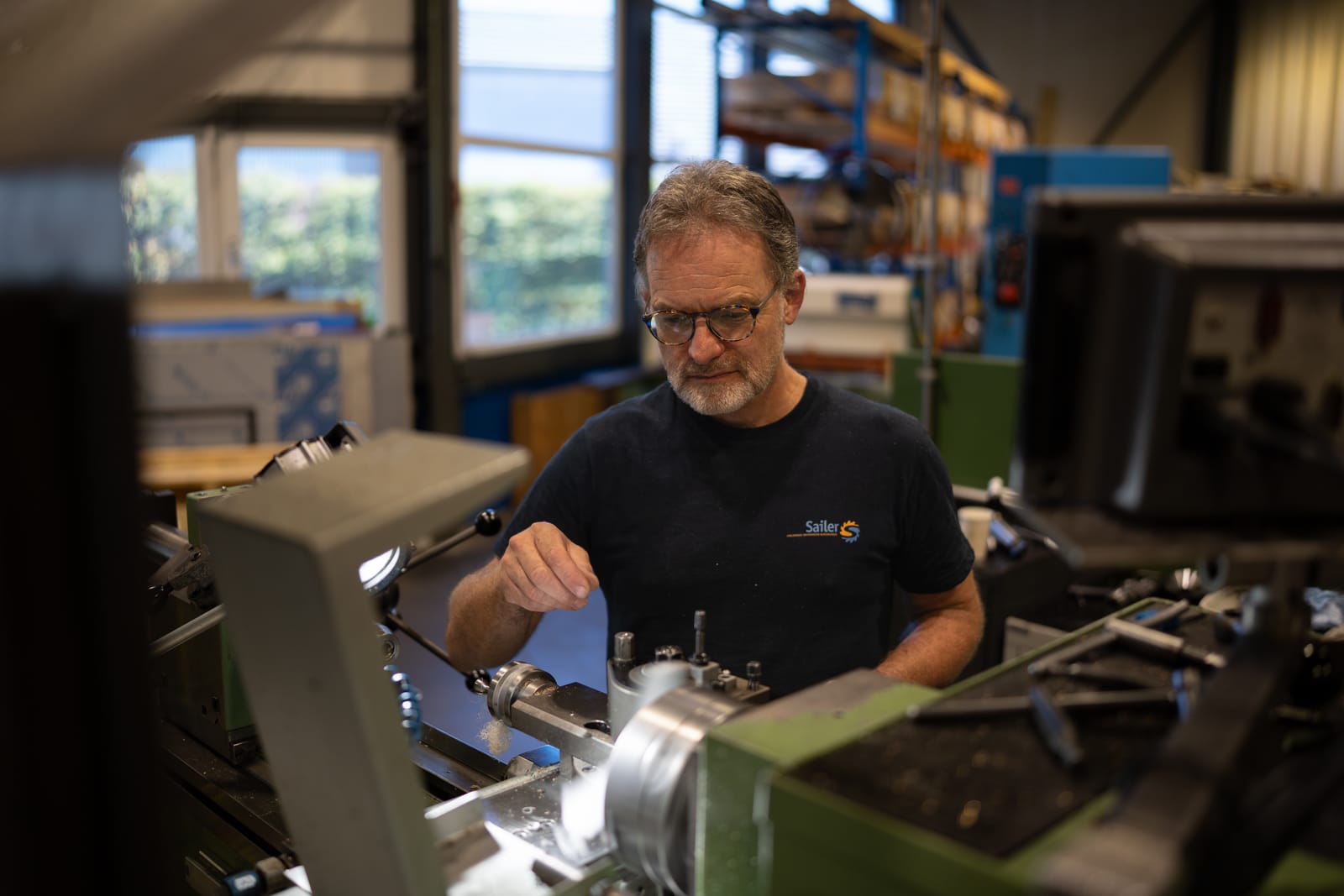 Rob aan de conventionele draaibank in de werkplaats in Sittard