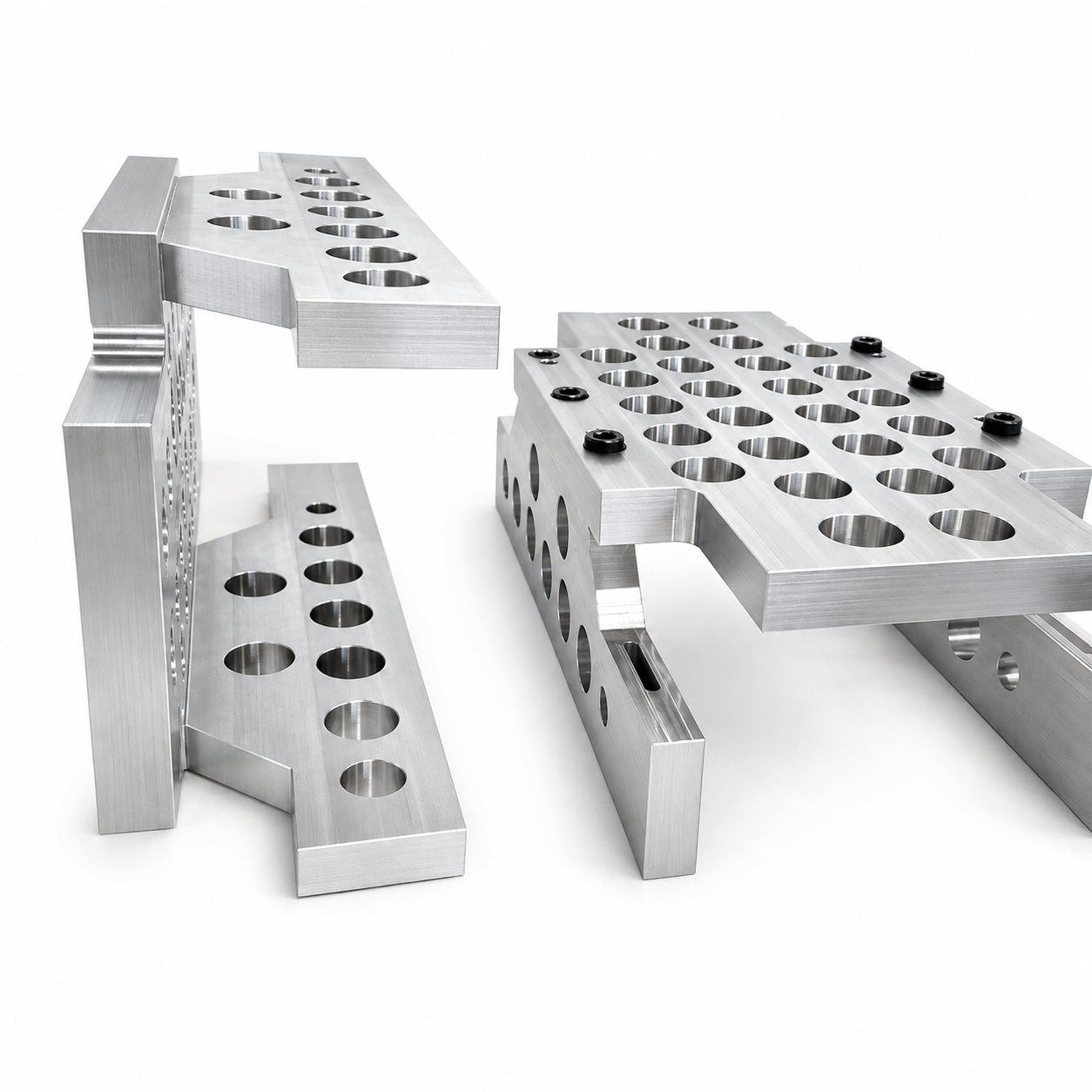 Gefreesde aluminium mallen met rijen verzonken gaten