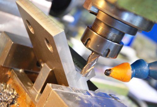 Freeswerk in de opspanning, midden in de bewerking