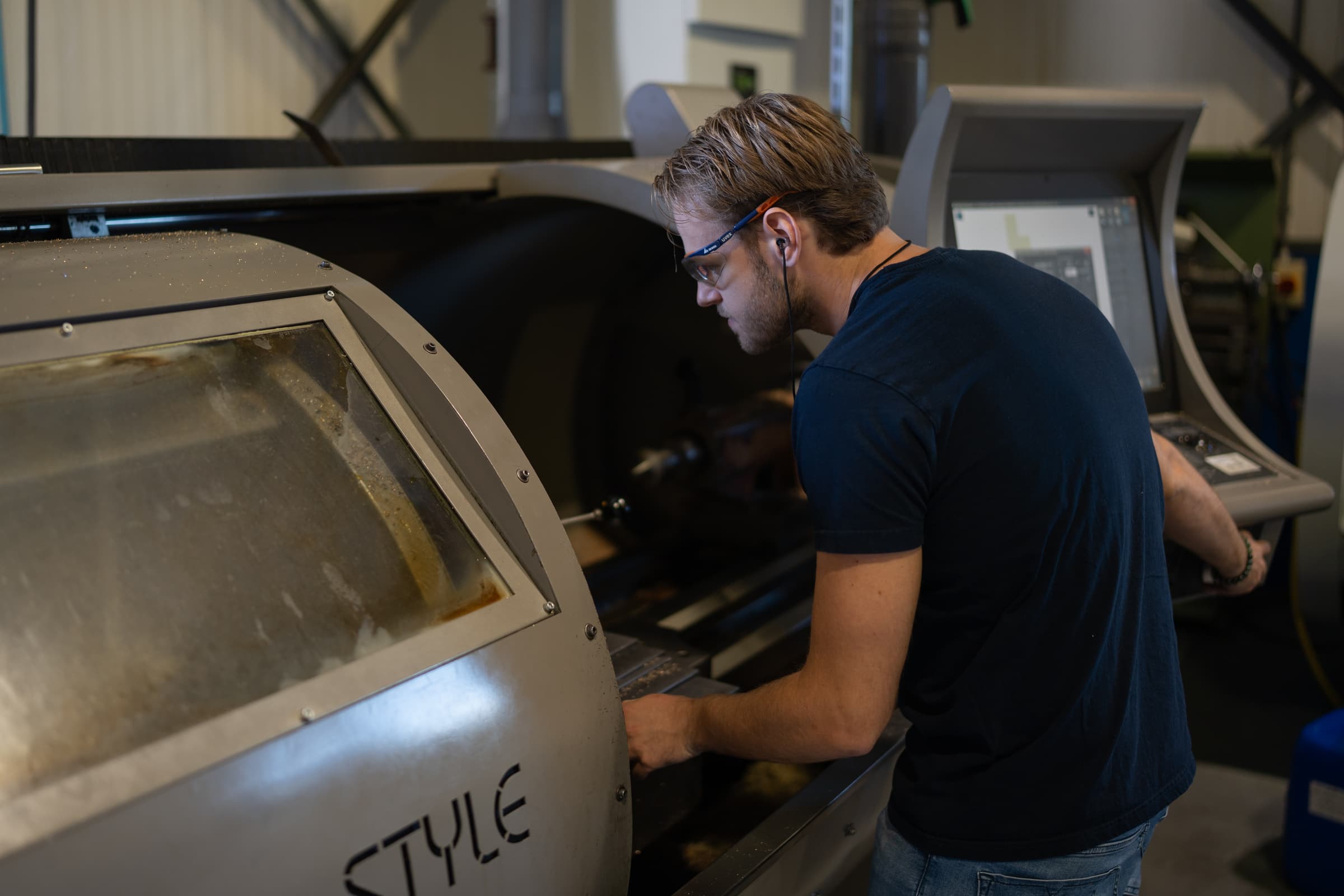 In de werkplaats: aan de CNC-draaibank, met de machine open