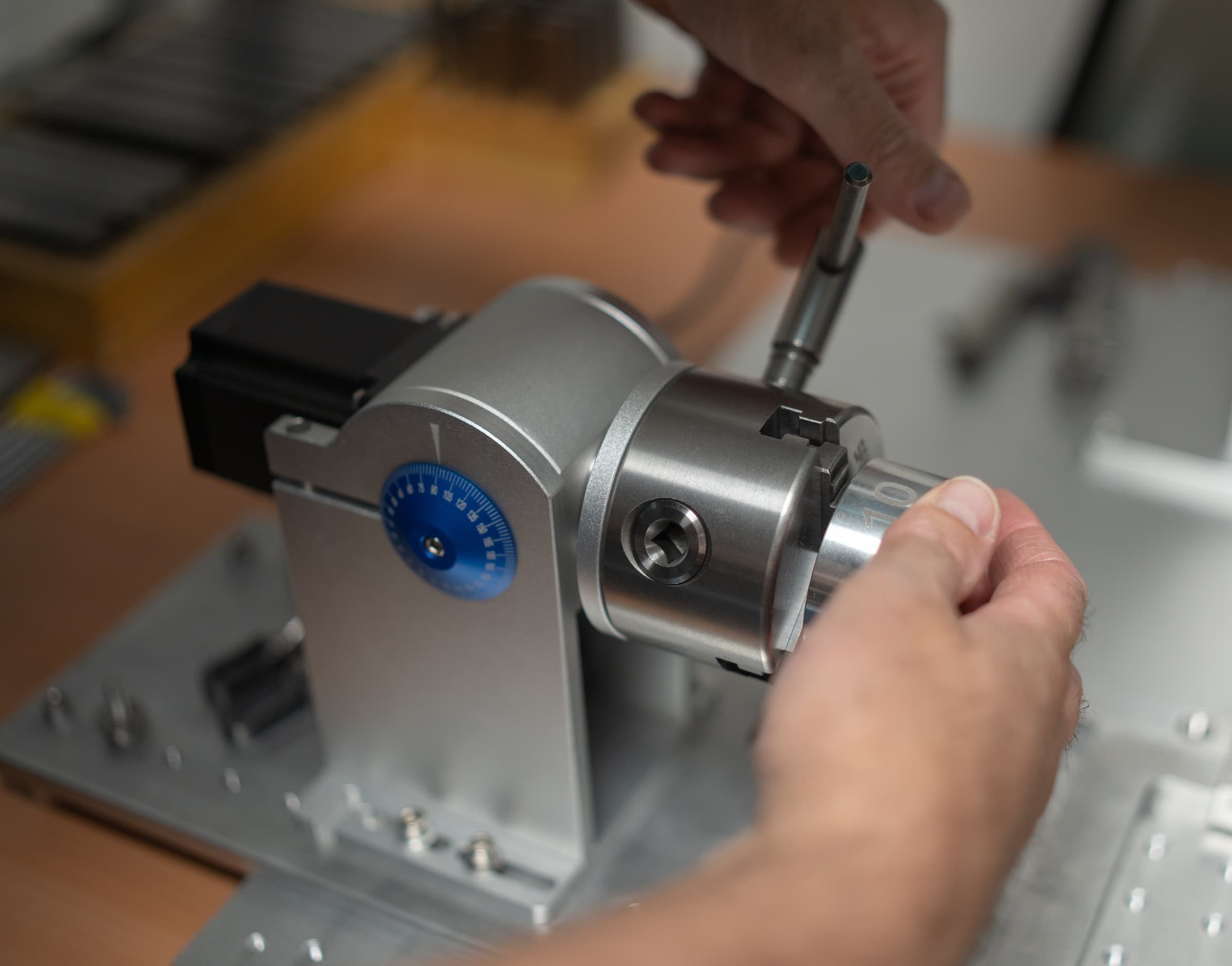 Een deel in de rondas van onze fiberlaser, klaar om te graveren