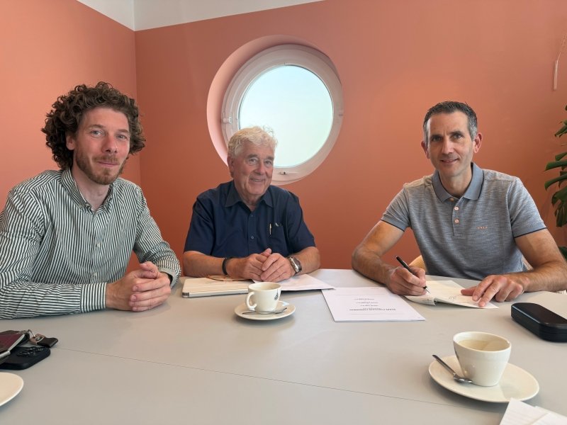 Aan tafel bij de ondertekening van de overnameovereenkomst